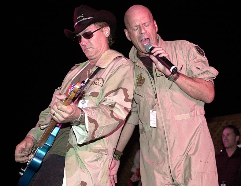 Bruce Willis con il chitarrista Doug Hamblin (Ap)